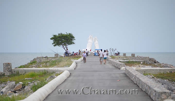 Promenade to squid monument Cha-Am