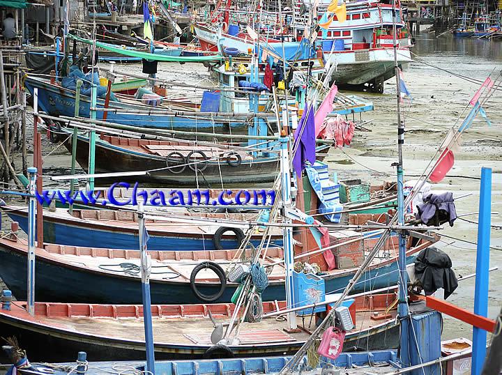 Low tide in Cha-Am harbor