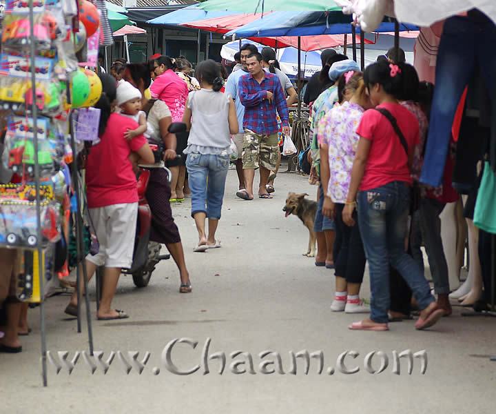 Market at fishing harbor Cha-Am