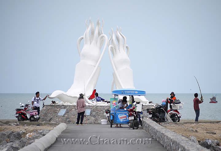 Octopus statue of Cha-Am fishing man meeting point