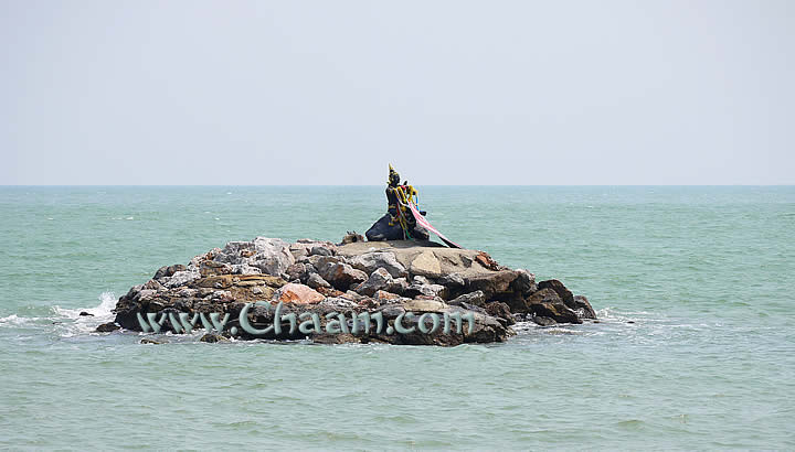 Phra Apai Mani on rock in Puek Tian