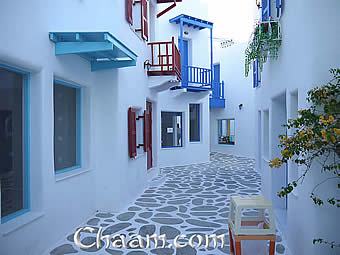 Narrow alleys in Santorini Park